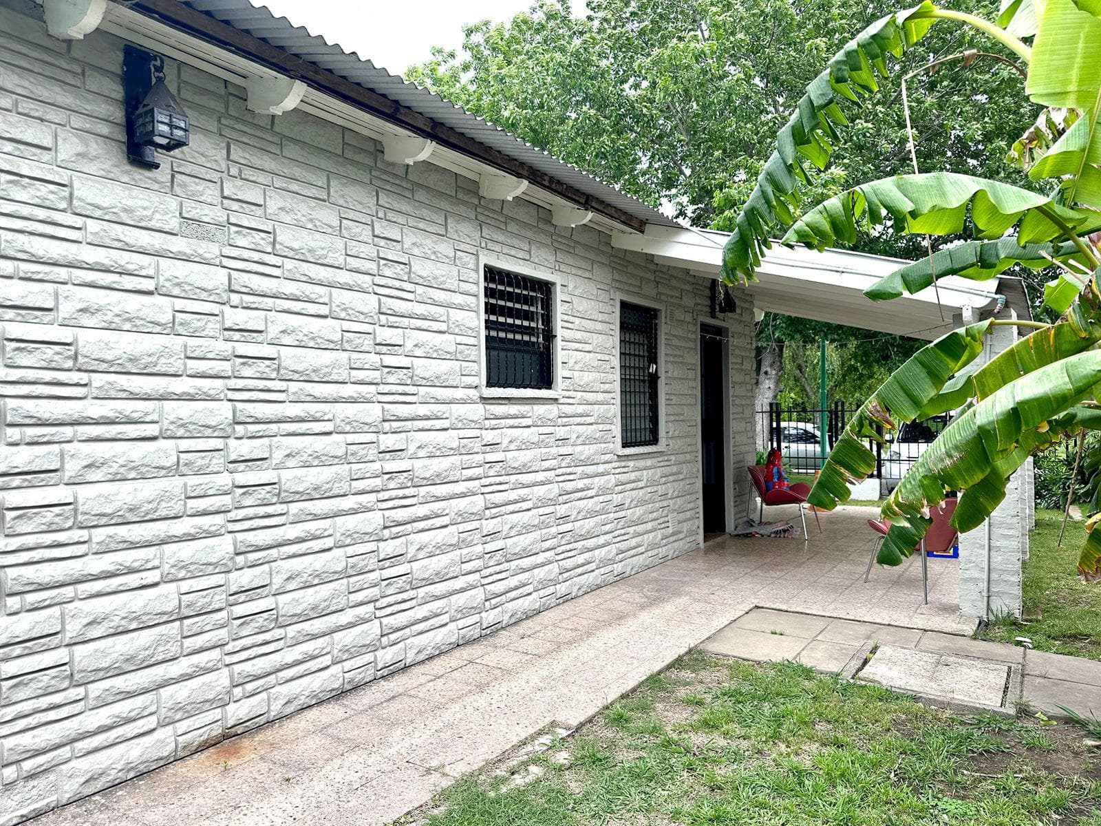 2-bedroom house with a park, pool, and tennis court