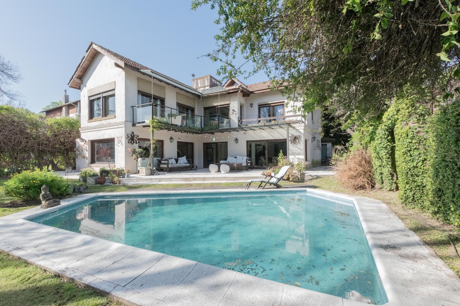 Fully Renovated Modern House in Lomas Schoenstatt