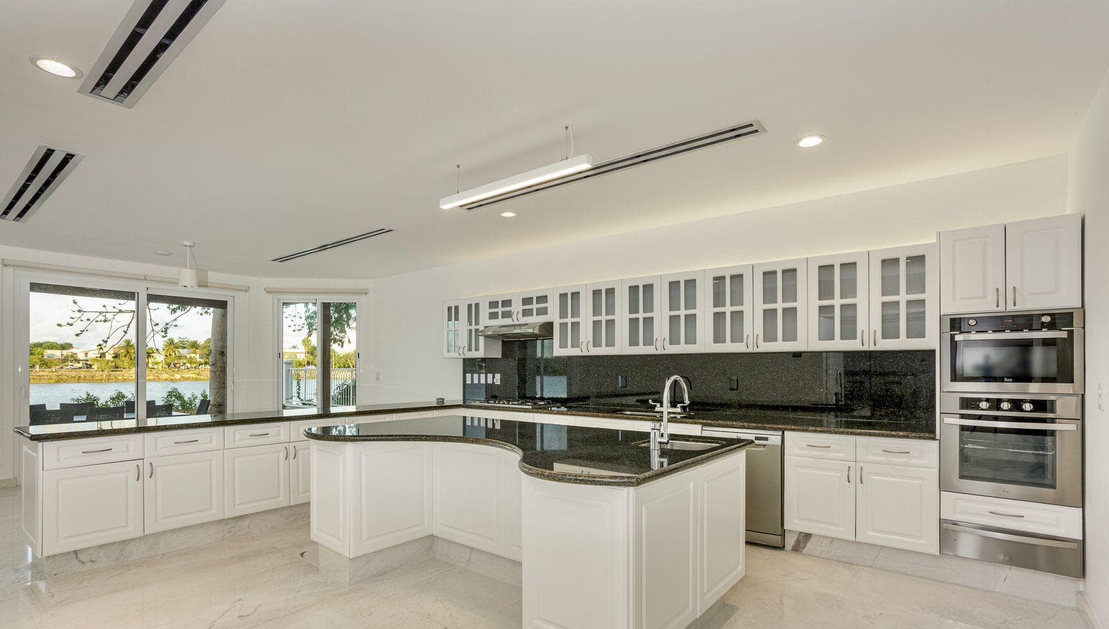 HOUSE FOR SALE IN CANCÚN IN THE LAGOS DEL SOL RESIDENTIAL COMPLEX: LUXURY AND EXCLUSIVITY