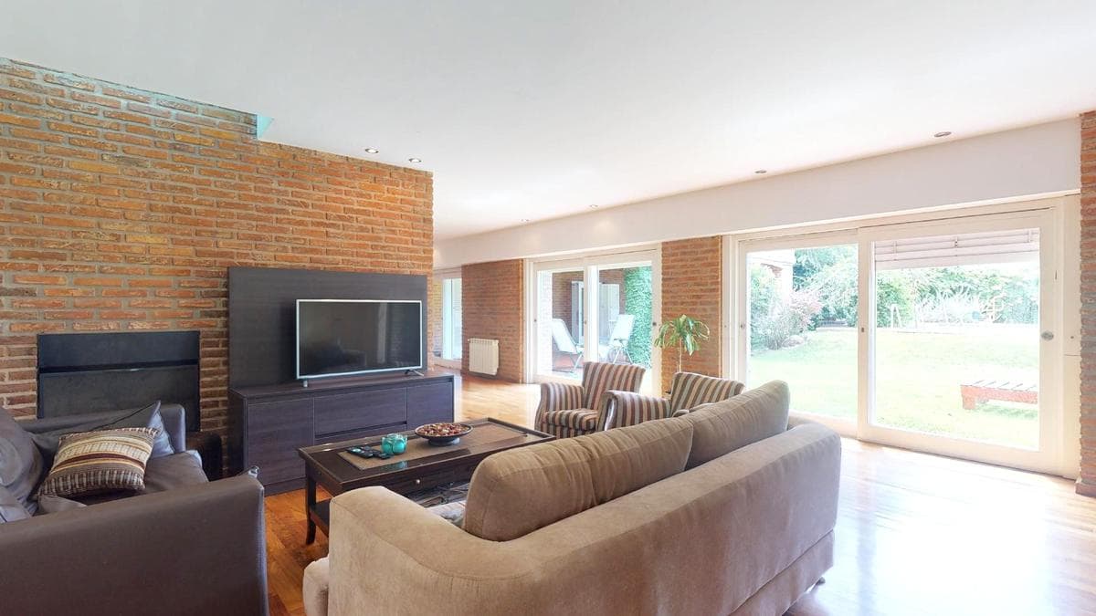 House for sale in Gonnet: 485 between 20th and 21st. Lot size: 30 x 60. 370 m² of floor space. Excellent condition. Pool