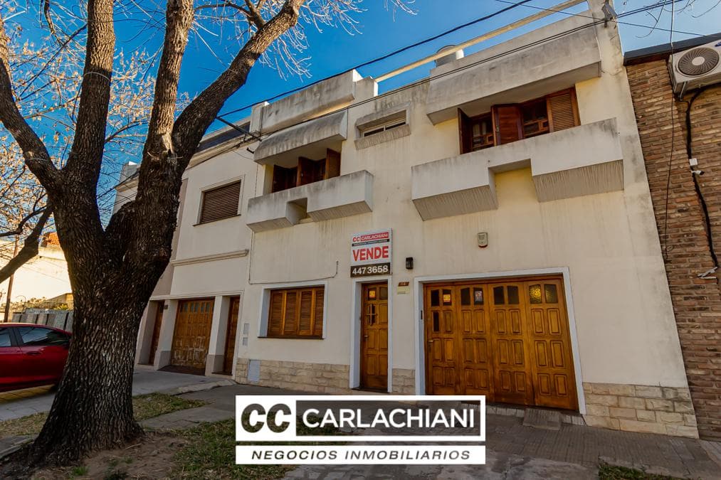 House for Sale - Azcuénaga Neighborhood, Rosario - 3 Stories - Patio