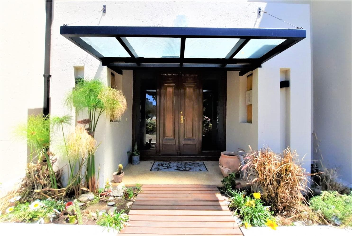 4-Bedroom House for Sale with a Pool in La Lomada