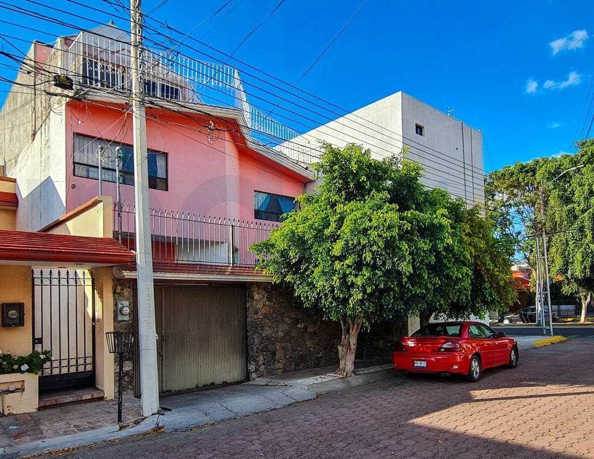 House for Sale in Colinas del Cimatario, Ideal for Offices
