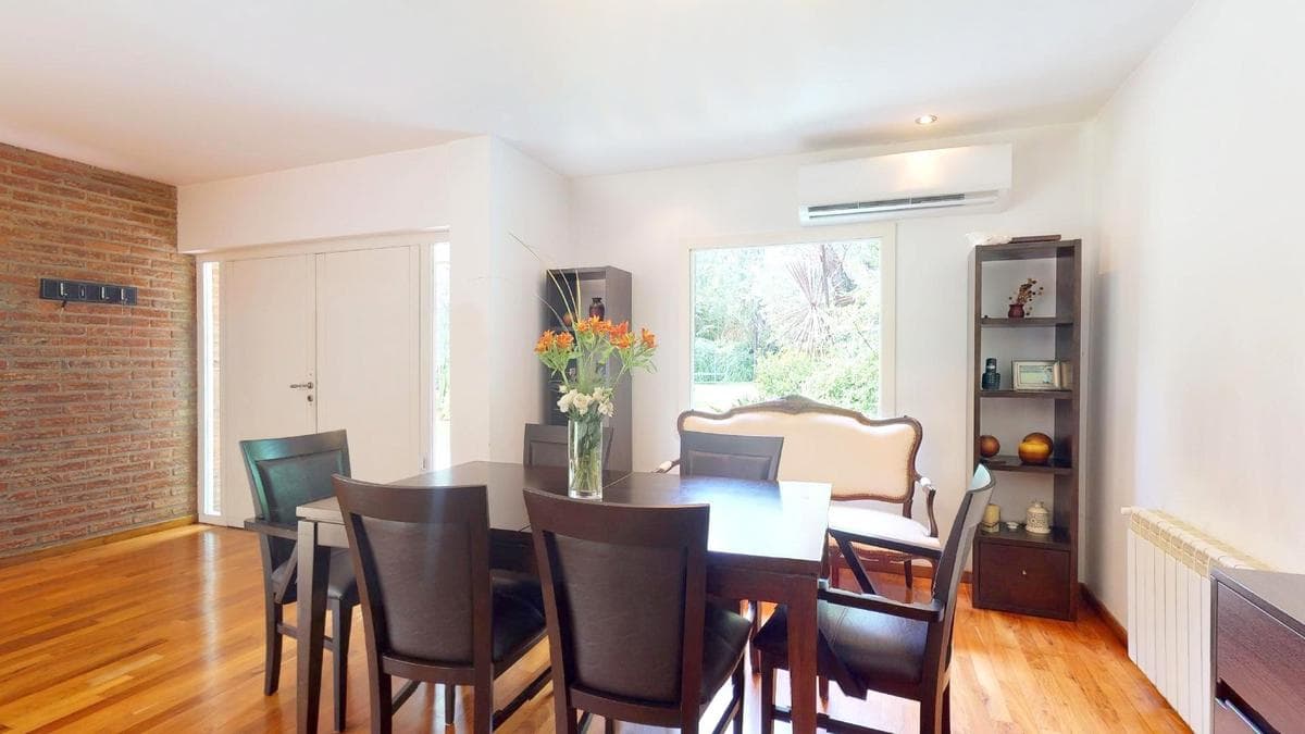 House for sale in Gonnet: 485 between 20th and 21st. Lot size: 30 x 60. 370 m² of floor space. Excellent condition. Pool