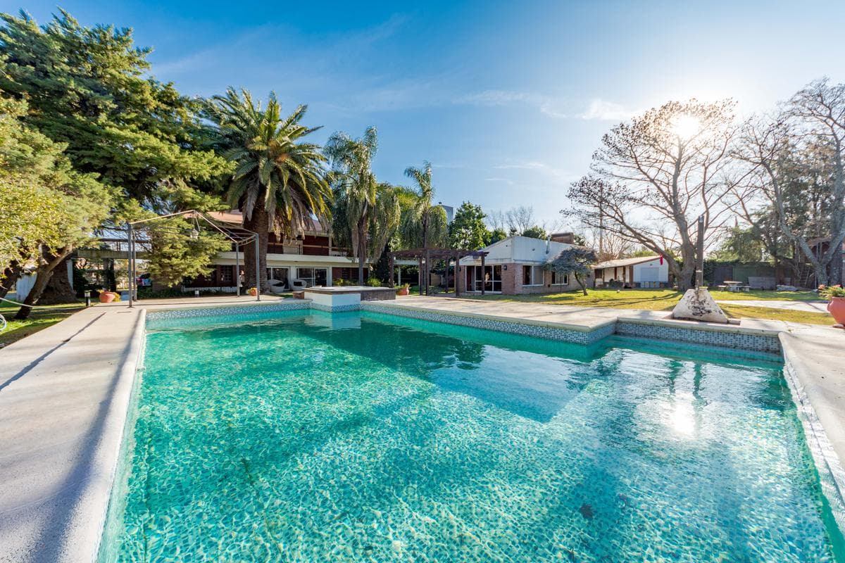 FOR SALE - House - 4 bedrooms, caretaker's house, barbecue area, and pool - Funes, Santa Fe. FINANCING AVAILABLE