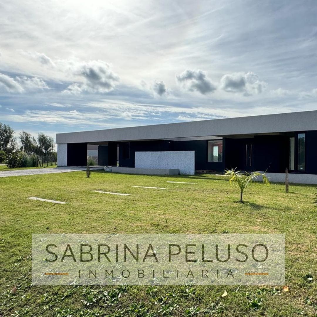 FOR SALE: 4-room house in Club de Campo La Elina, Luján Region