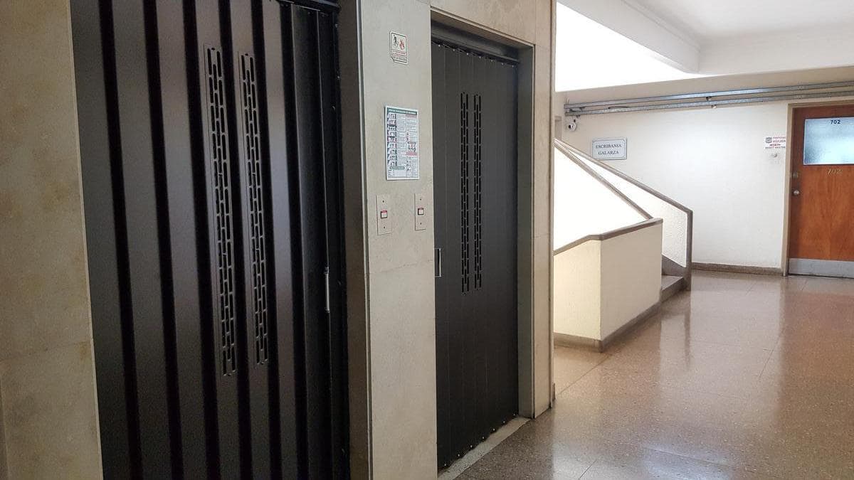 BRIGHT, UPPER-FLOOR OFFICE FOR SALE - SAN NICOLÁS - READY TO USE - SCHOOL OF ECONOMIC SCIENCES