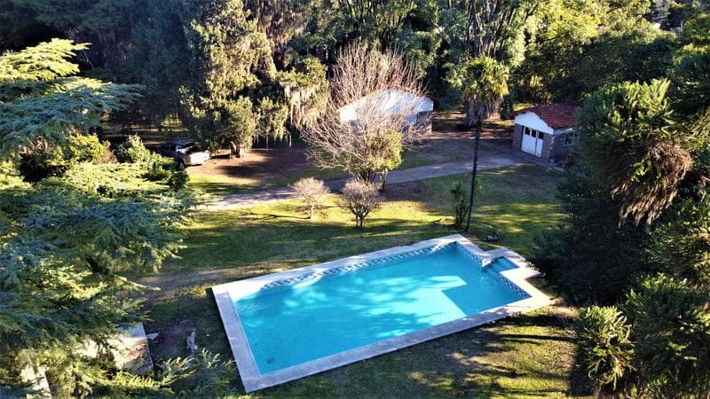 7,500 m² lot on Route 9. House in need of renovation. Funes.