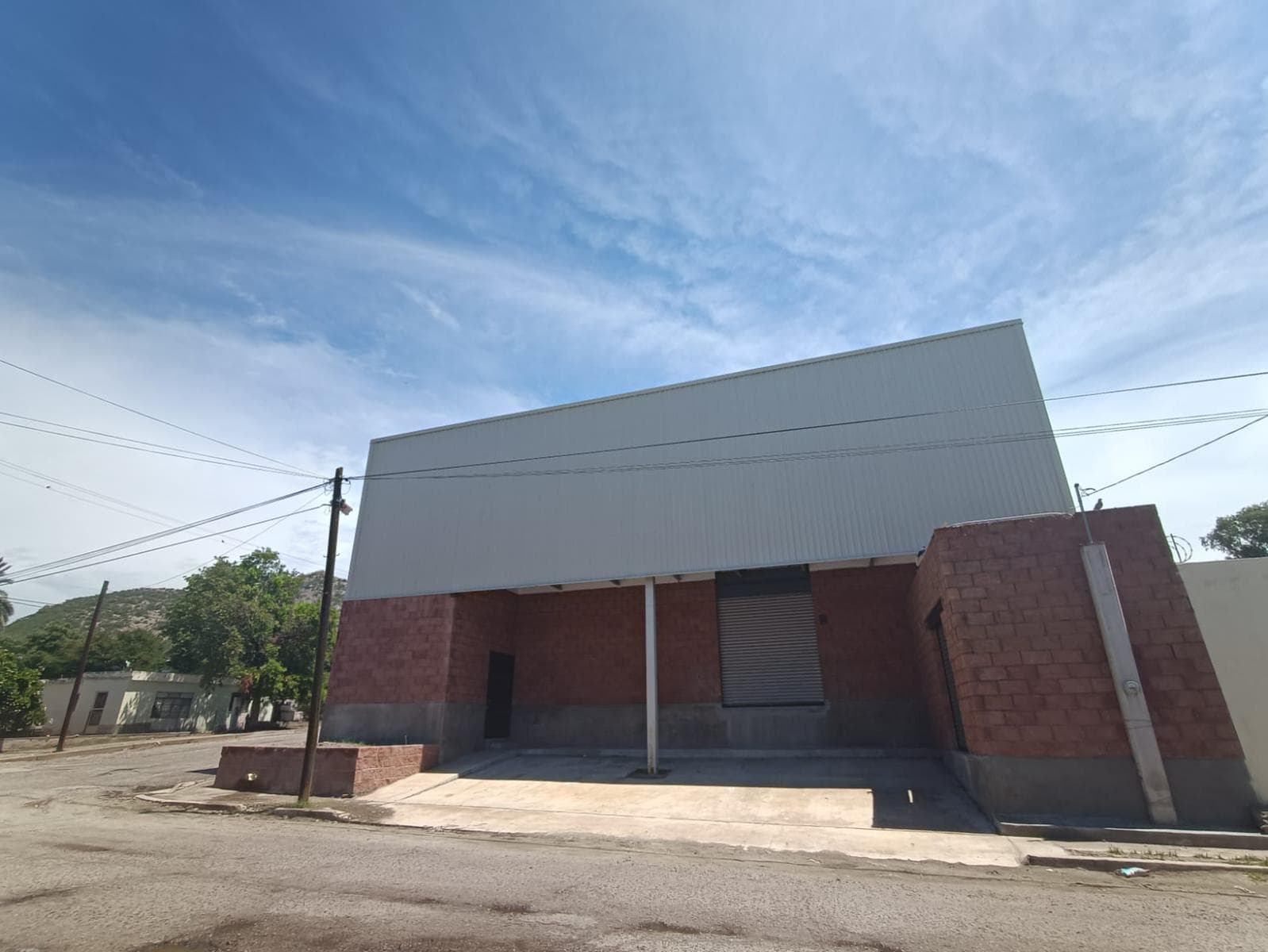 Warehouse for rent in the southern part of the Pedregal de la Villa neighborhood.