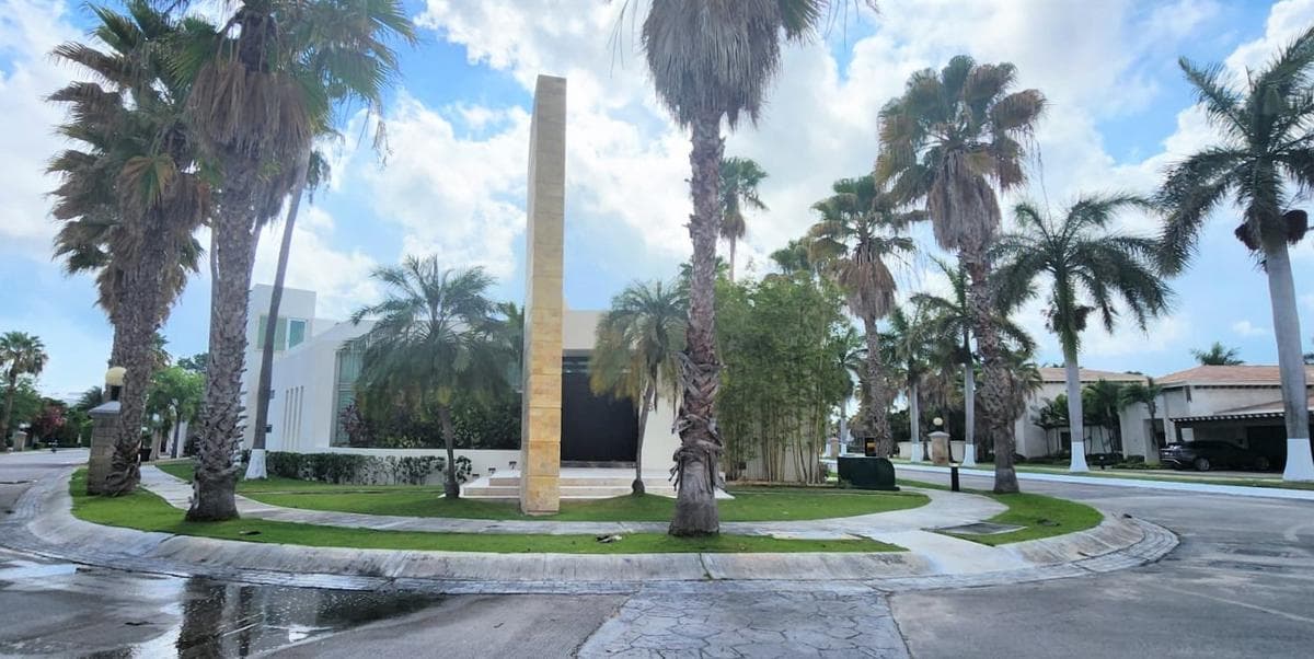 LUXURY HOME FOR SALE, 4 BEDROOMS, REMODELED, VILLA MAGNA, CANCUN