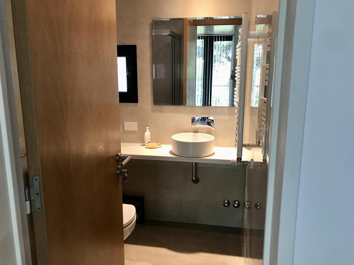 Apartment for rent in downtown City Bell. 474 at the corner of 14th. 2 bedrooms, garage. In impeccable condition