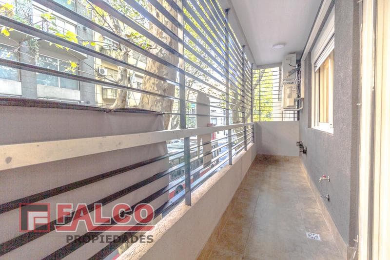 Modern 3-room apartment with a balcony facing the street