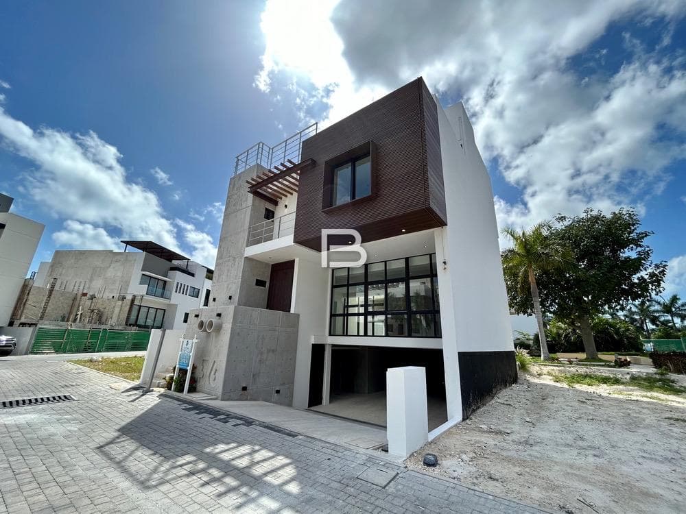 Puerto Cancun Laguna Uno House for Sale