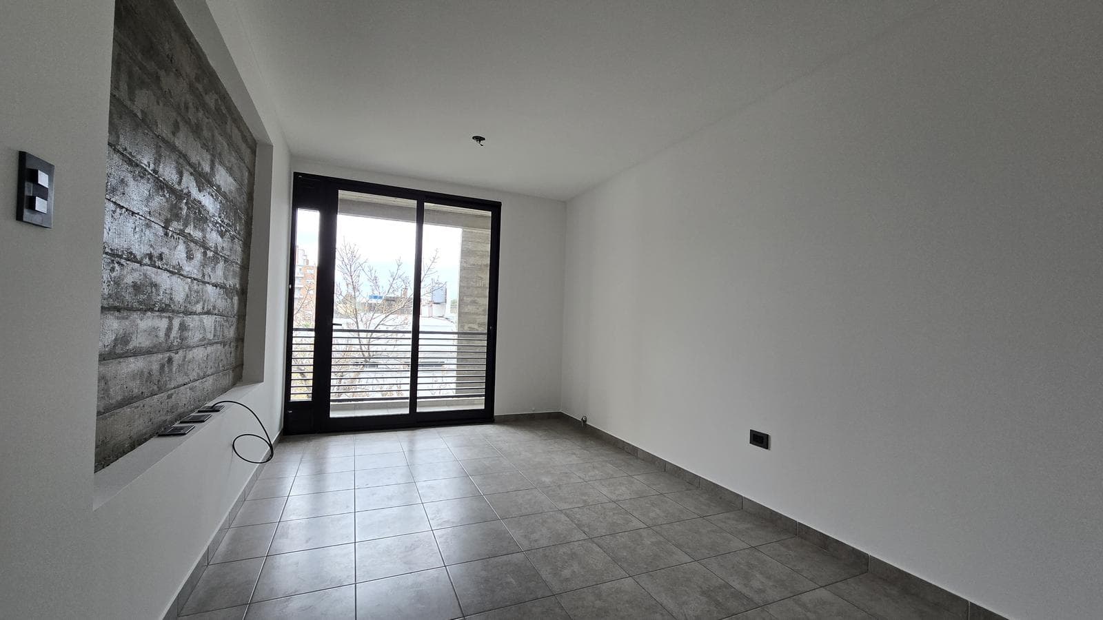 Semipiso Amplio, Dos Balcones, Estar Comedor y Cocina Sectorizada con Barra, un Baño, un Dormitorio