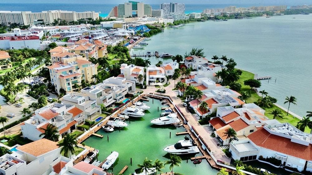 House for Sale with a View of the Lagoon in Isla Dorada, Cancún