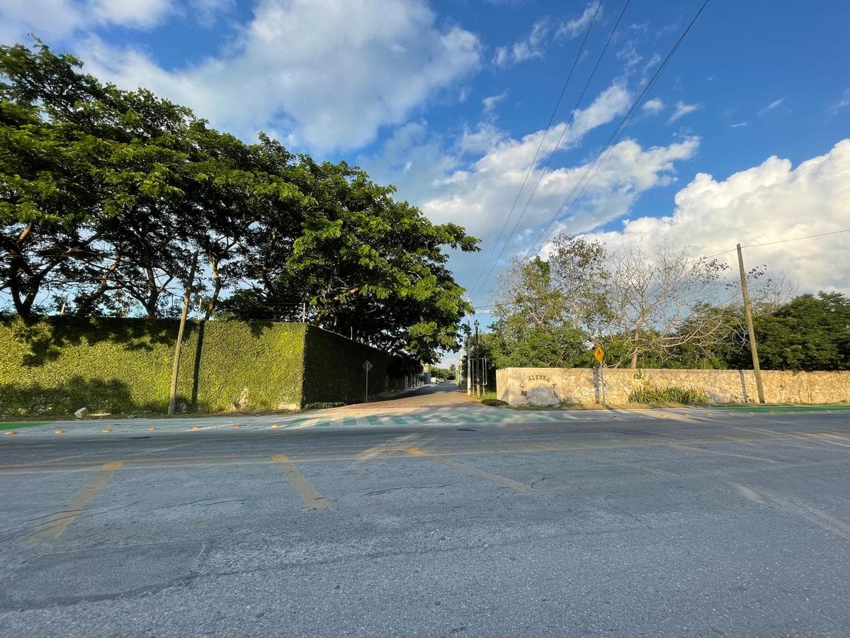 Land for sale in Mérida in a residential gated community with a 30-meter frontage—La Alborada