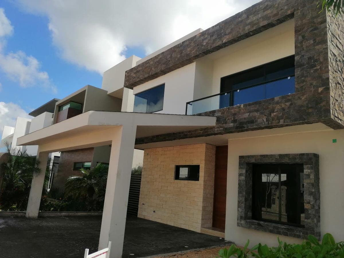 HOUSE FOR SALE IN LAGOS DEL SOL, CANCÚN, WITH A POOL AND LUXURY AMENITIES
