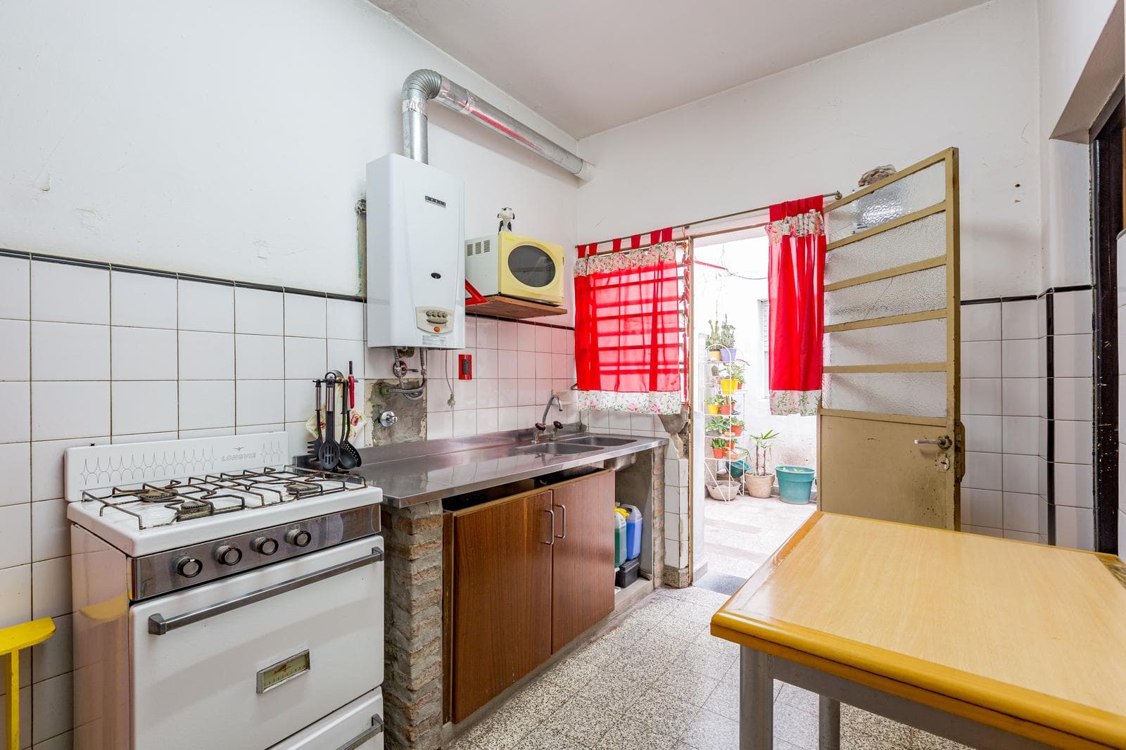 FOR SALE/EXCHANGE - House - 2 apartments - Courtyard and terrace - Pichincha, Rosario