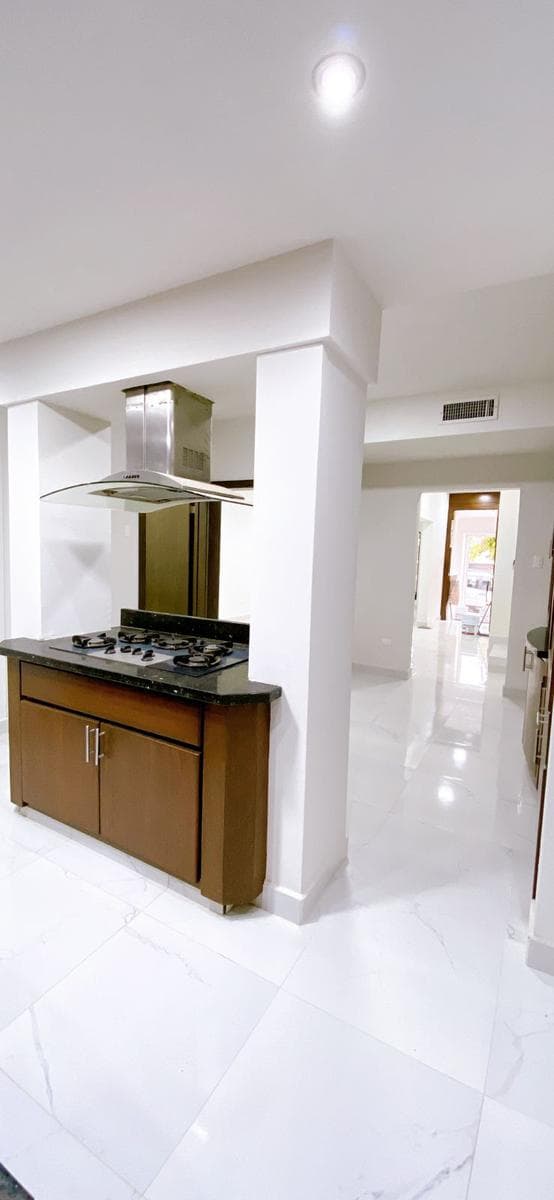 House for sale in the northern part of Colinas, one block from San José Hospital.