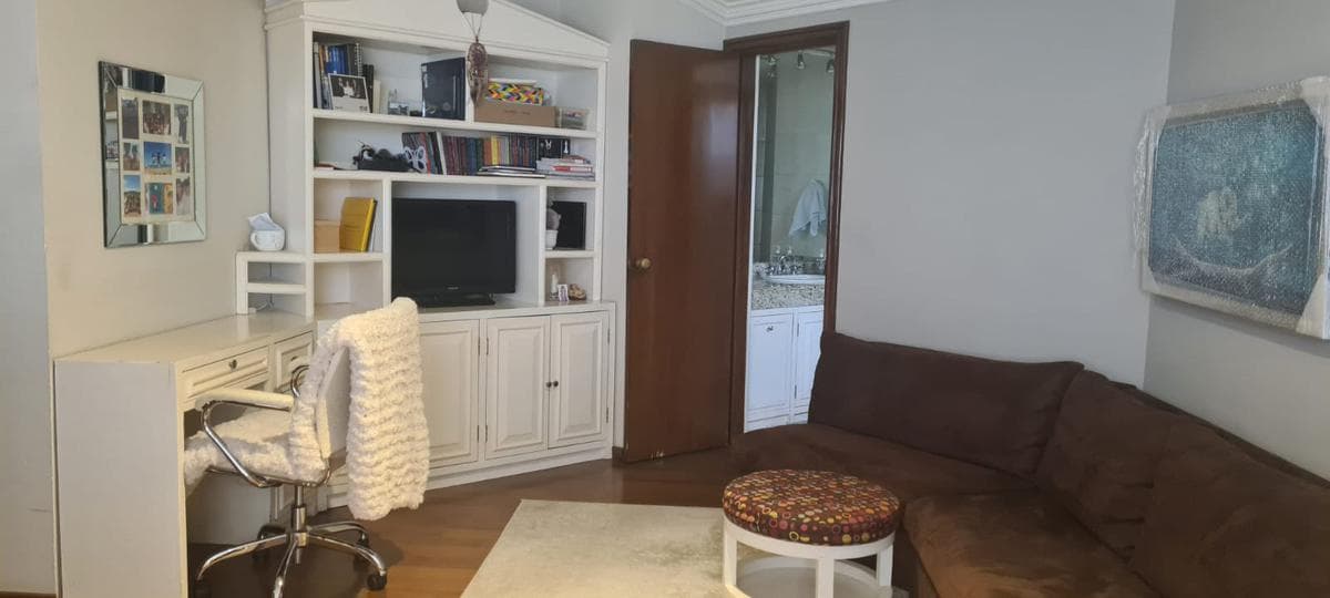 COLONIAL-STYLE HOUSE FOR SALE IN LA SIERRA
