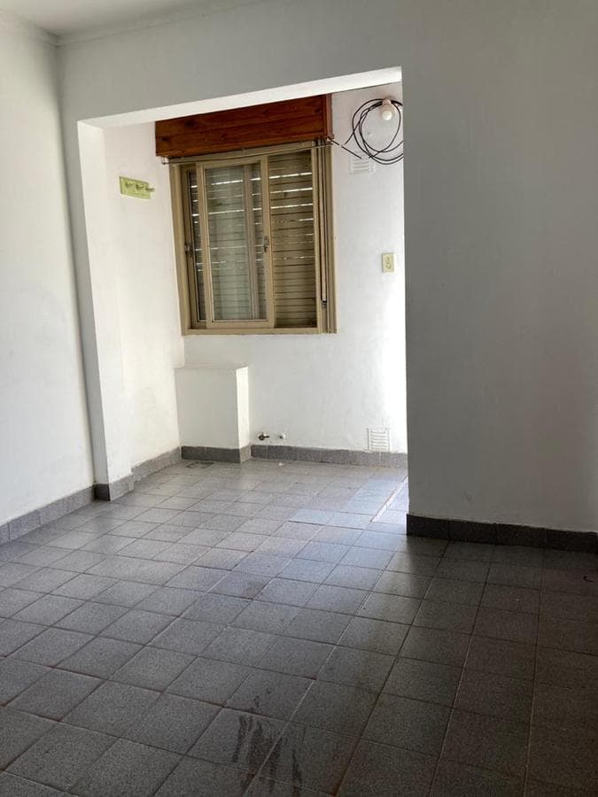Apartment 4, between 521 and 522 Tolosa