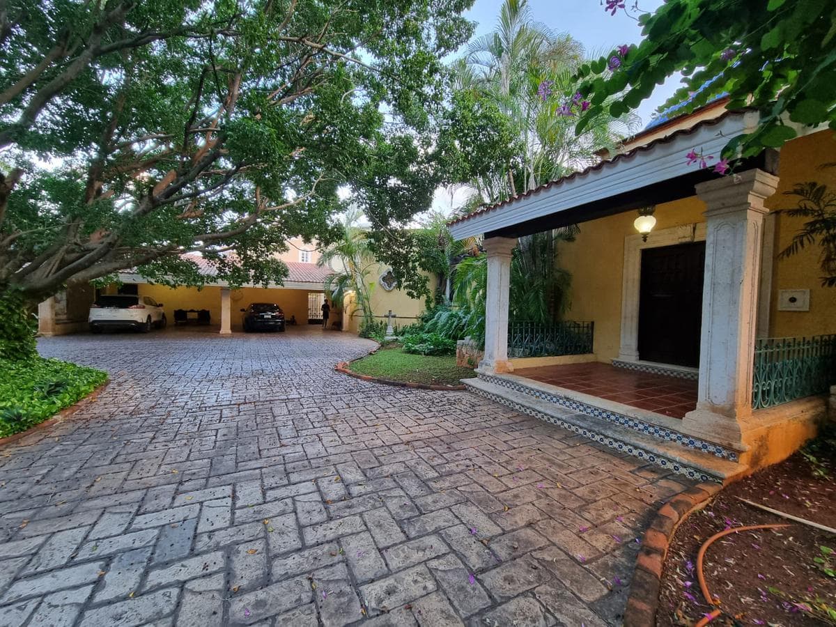 A country-style home with 4 bedrooms and a spacious yard on Privada San Ramón Norte