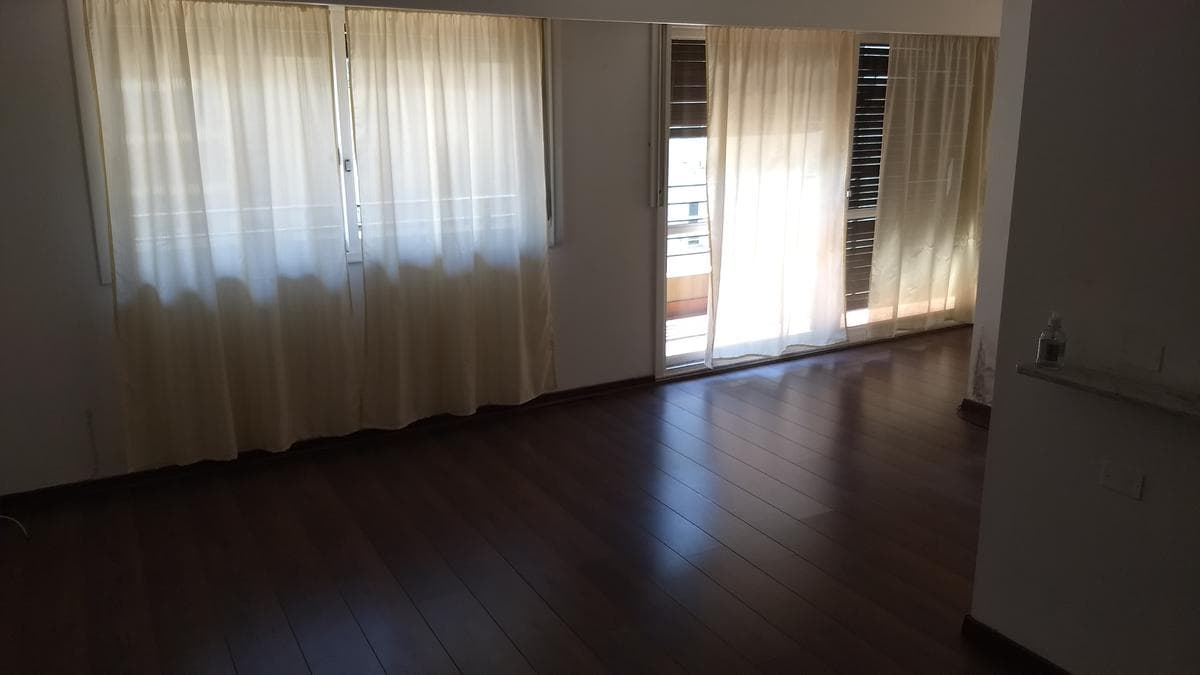 3-bedroom apartment facing the street with a garage - Very bright!