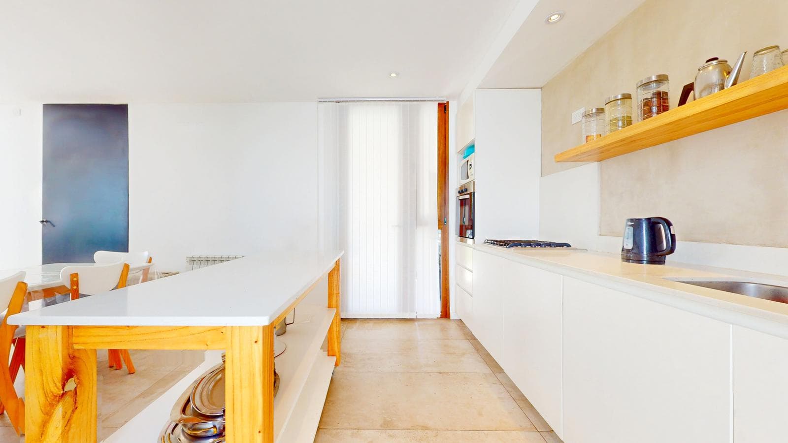 House for sale at 458 and 12-b. It has 119 m² of floor space on a 9 x 46 lot. IN PERFECT CONDITION