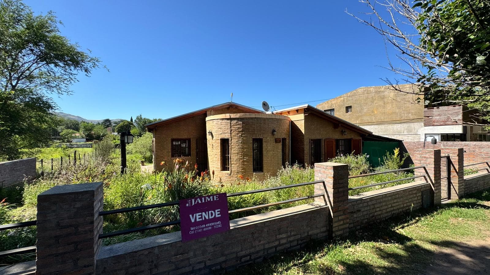 Chalet suitable for a commercial venture in an excellent location