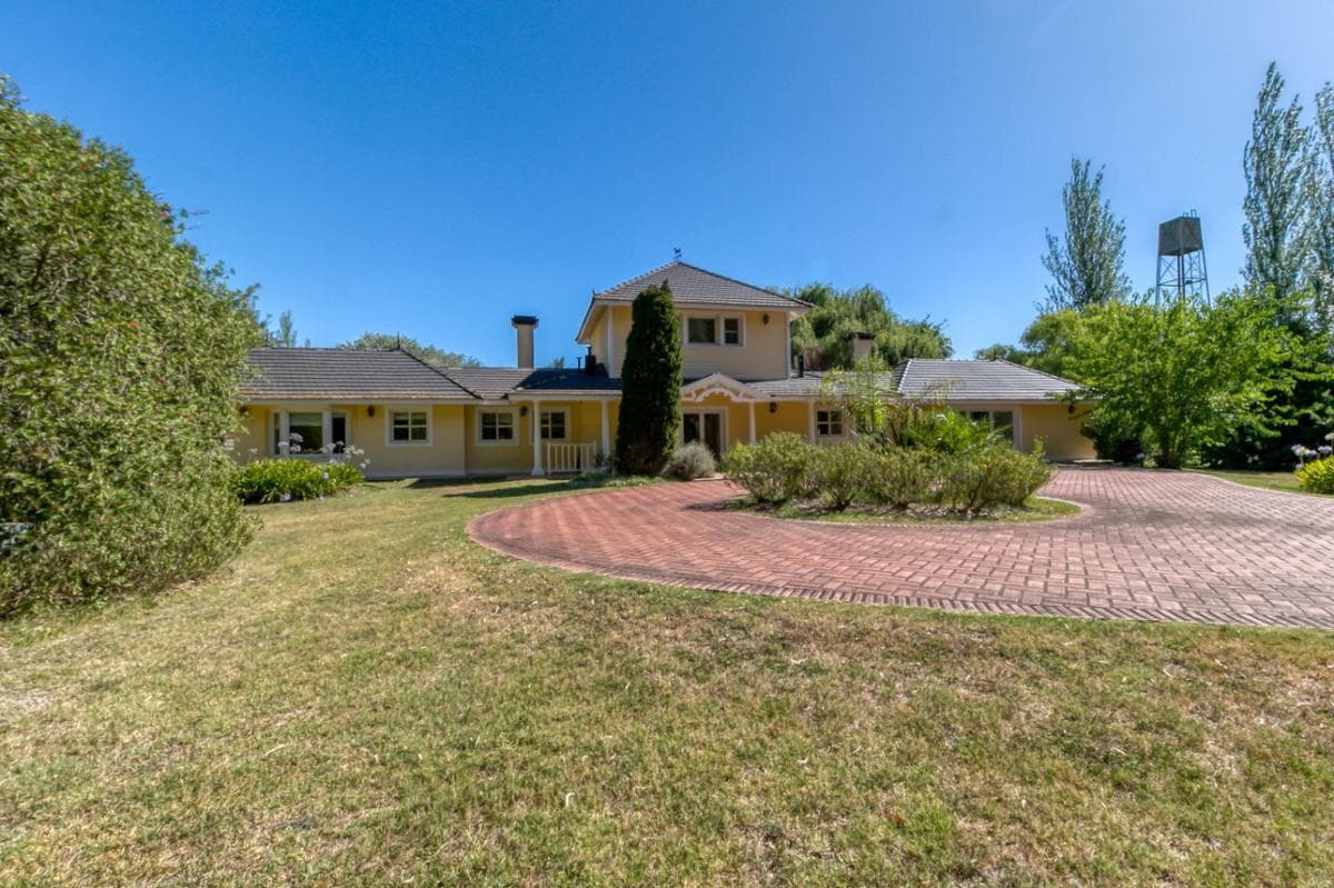 House for sale or rent in the gated community of Campos de Roca I. Lot size: 14,000 m2; floor area: 246 m2.