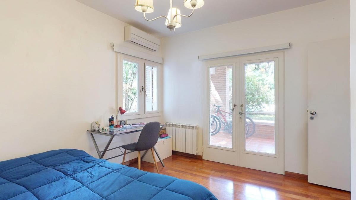 House for sale in Gonnet: 485 between 20th and 21st. Lot size: 30 x 60. 370 m² of floor space. Excellent condition. Pool