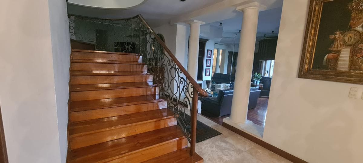 COLONIAL-STYLE HOUSE FOR SALE IN LA SIERRA