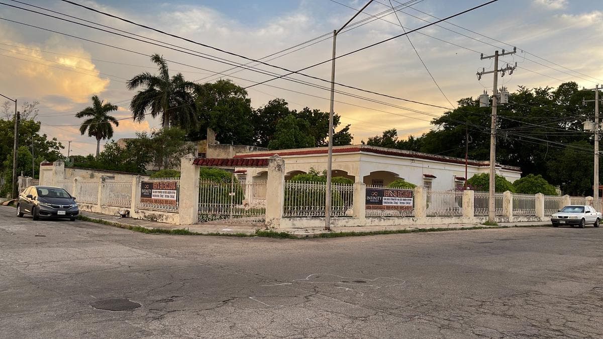 House for sale in Colonial Mérida, in need of restoration, with a large lot
