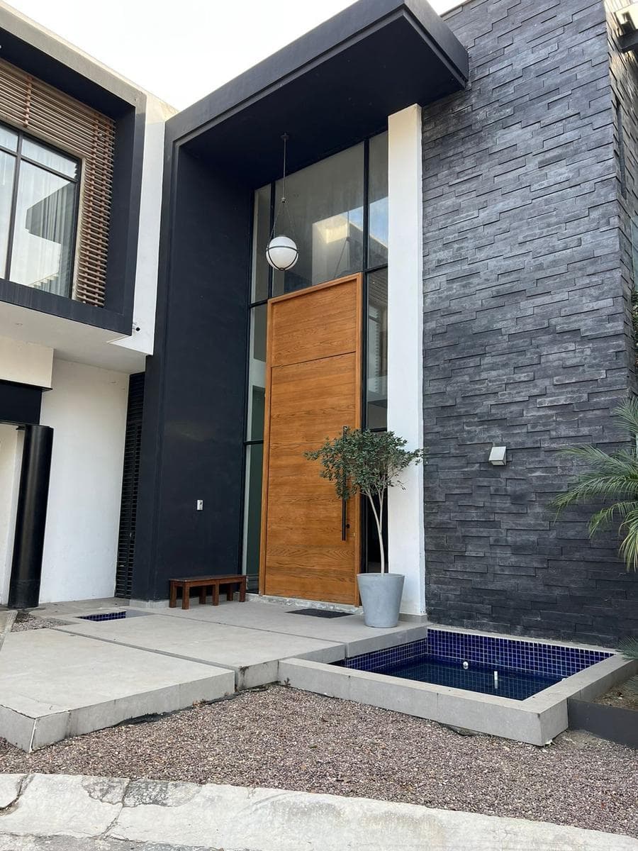 HOUSE FOR SALE IN LA JOYA