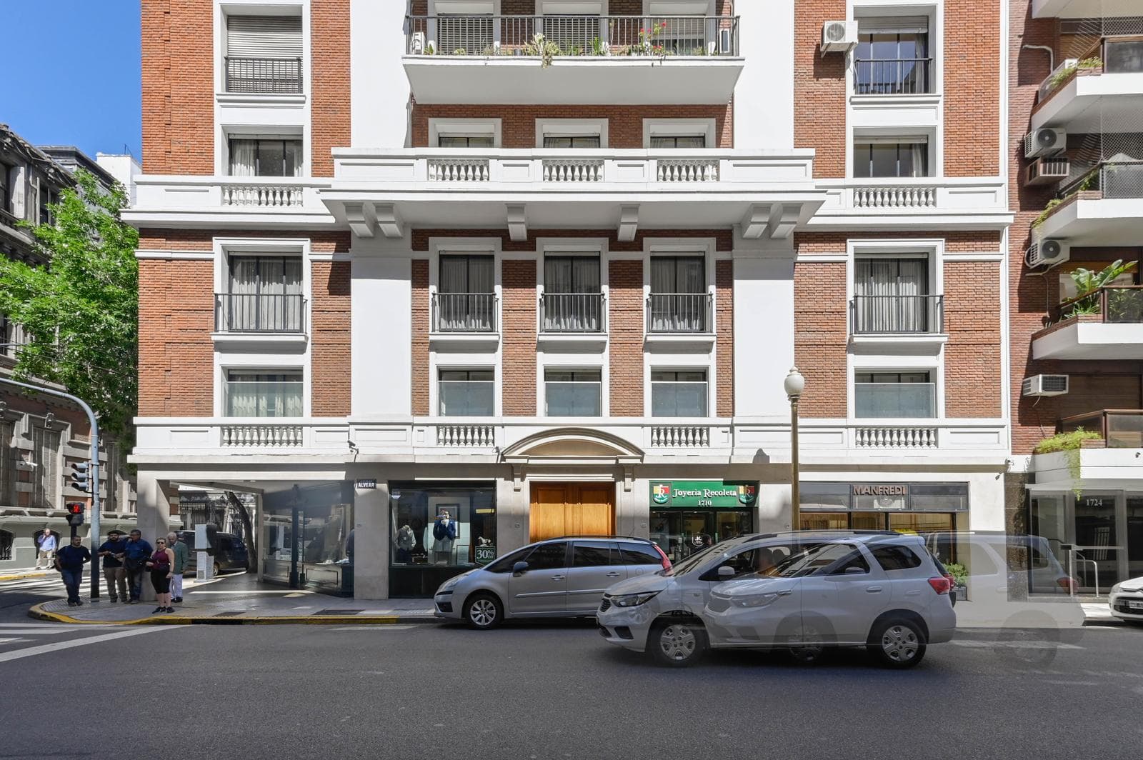 Elegant apartment for sale with a spacious entryway, 4 bedrooms, and a garage on Av. Alvear