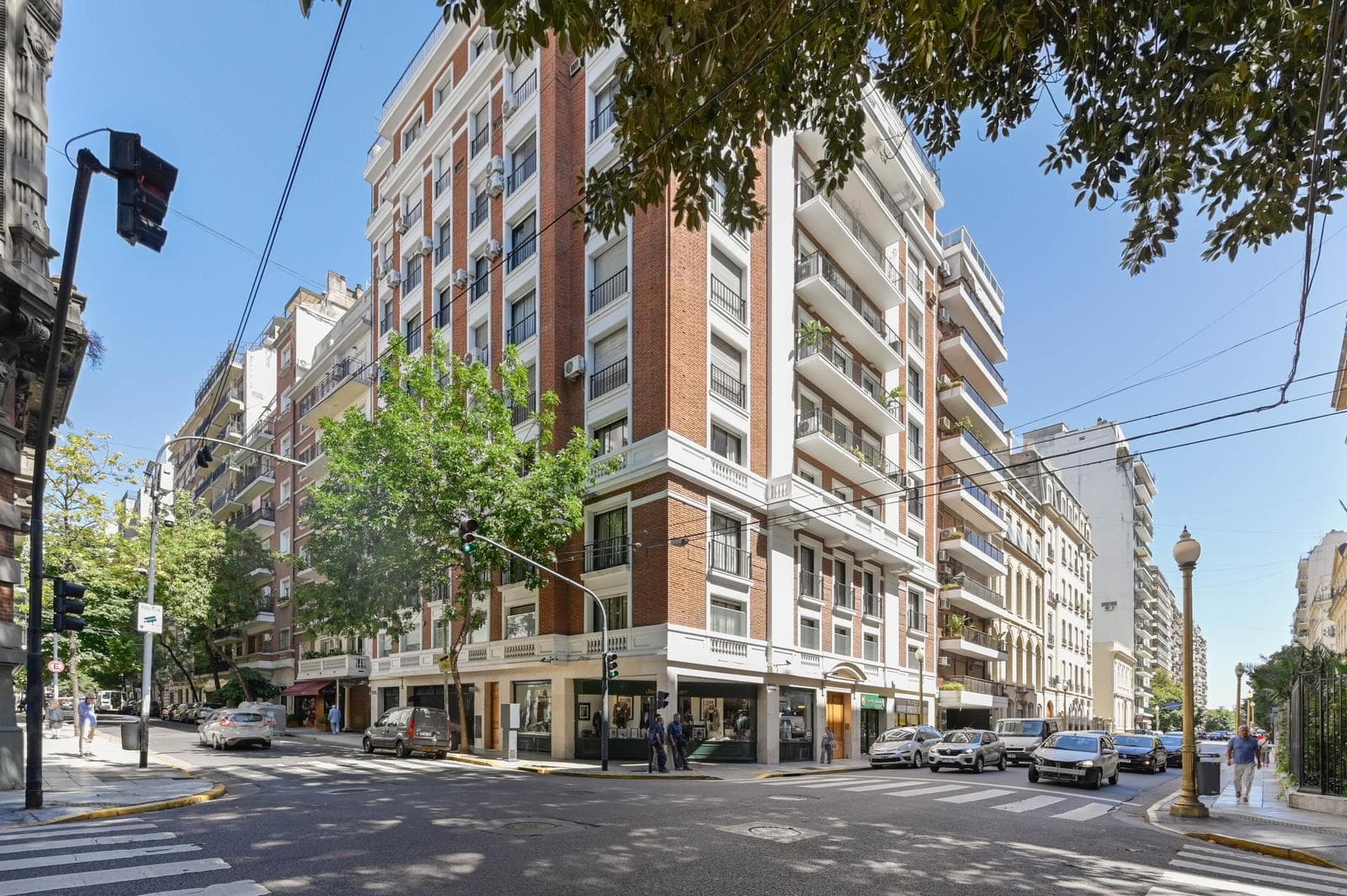 Elegant apartment for sale with a spacious entryway, 4 bedrooms, and a garage on Av. Alvear