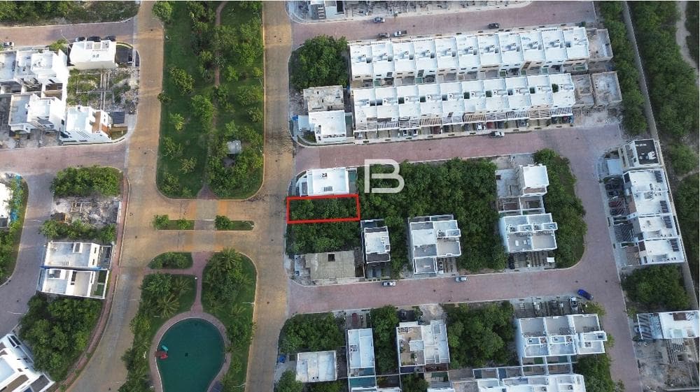 Land for sale on the main avenue