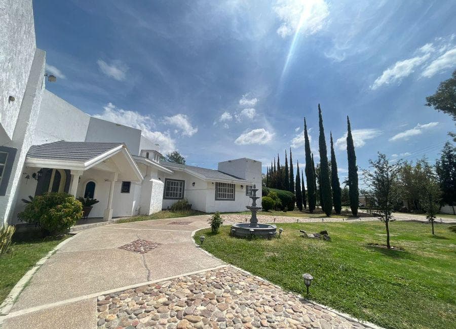 Casa en la Herradura con alberca, cancha de tenis, futbol y básquet en 7,196 m2