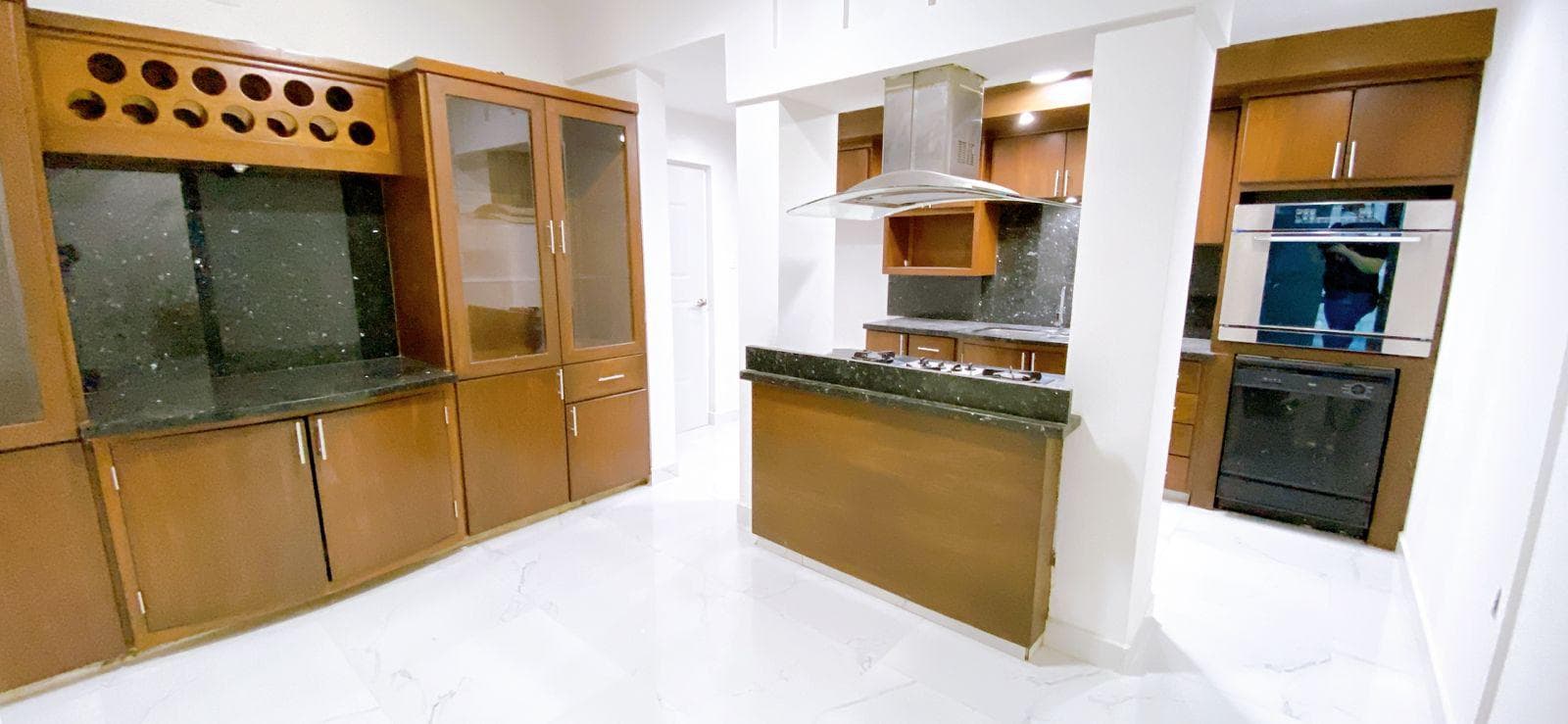 House for sale in the northern part of Colinas, one block from San José Hospital.