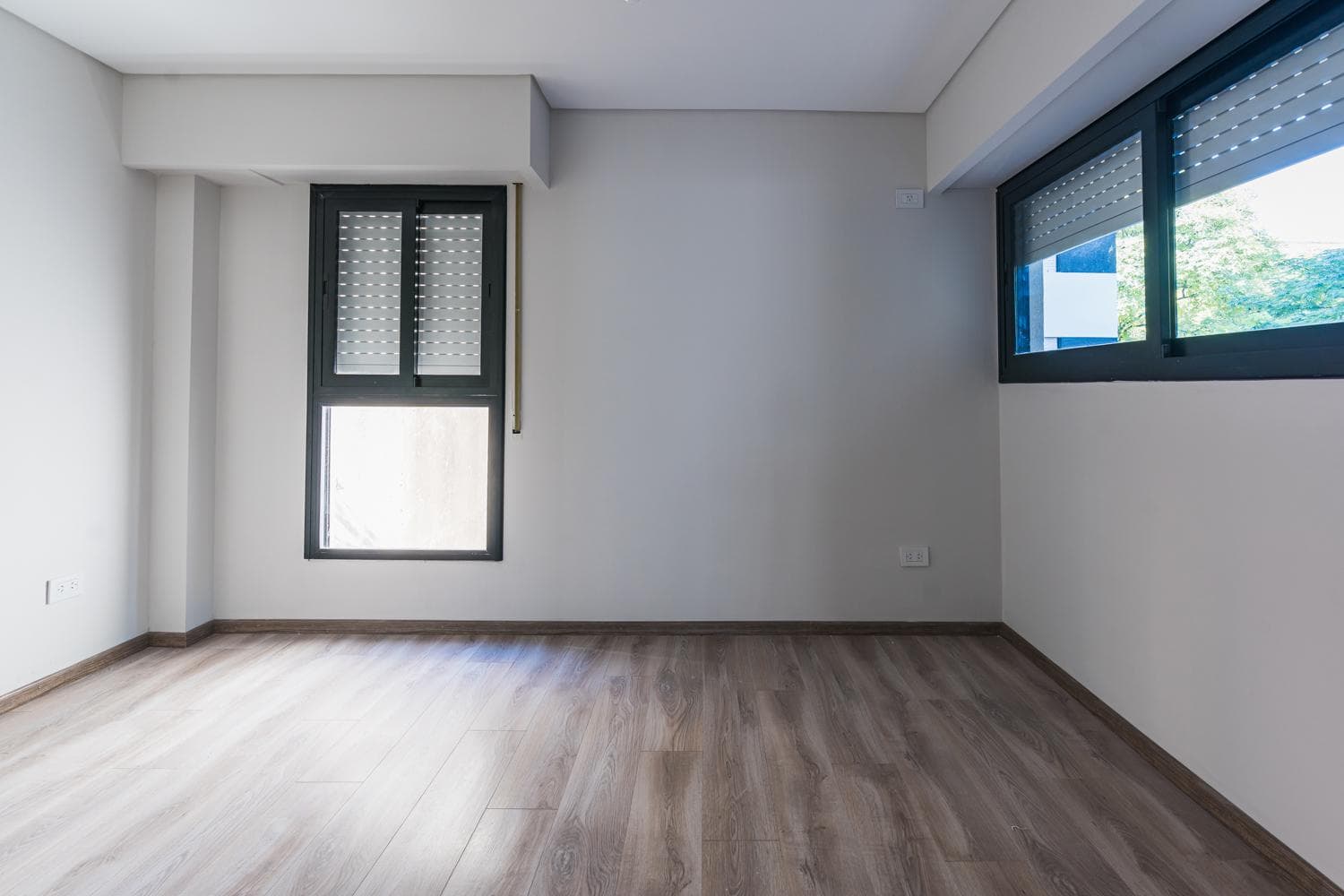 Covered Parking Spaces for Sale on the Ground Floor and Basement Level in the Faculties Area, Rosario