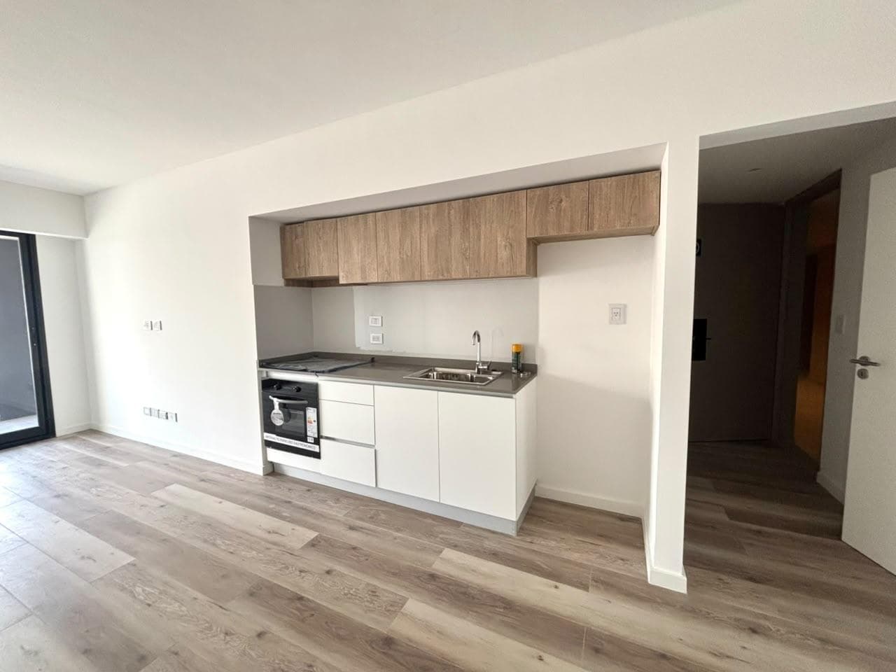 ARGAÑARAS 32, 2-ROOM APARTMENT WITH SUITE, CLOSET, BALCONY, FULL BATHROOM, AND ALL AMENITIES; GARAGE AVAILABLE