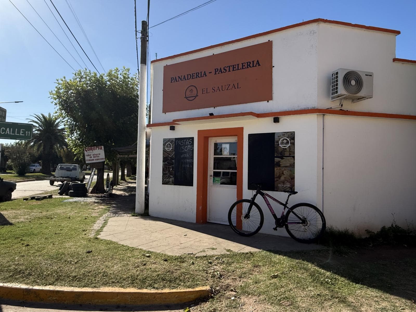 House—plus apartment and commercial space—in Salvador Maria, Lobos District