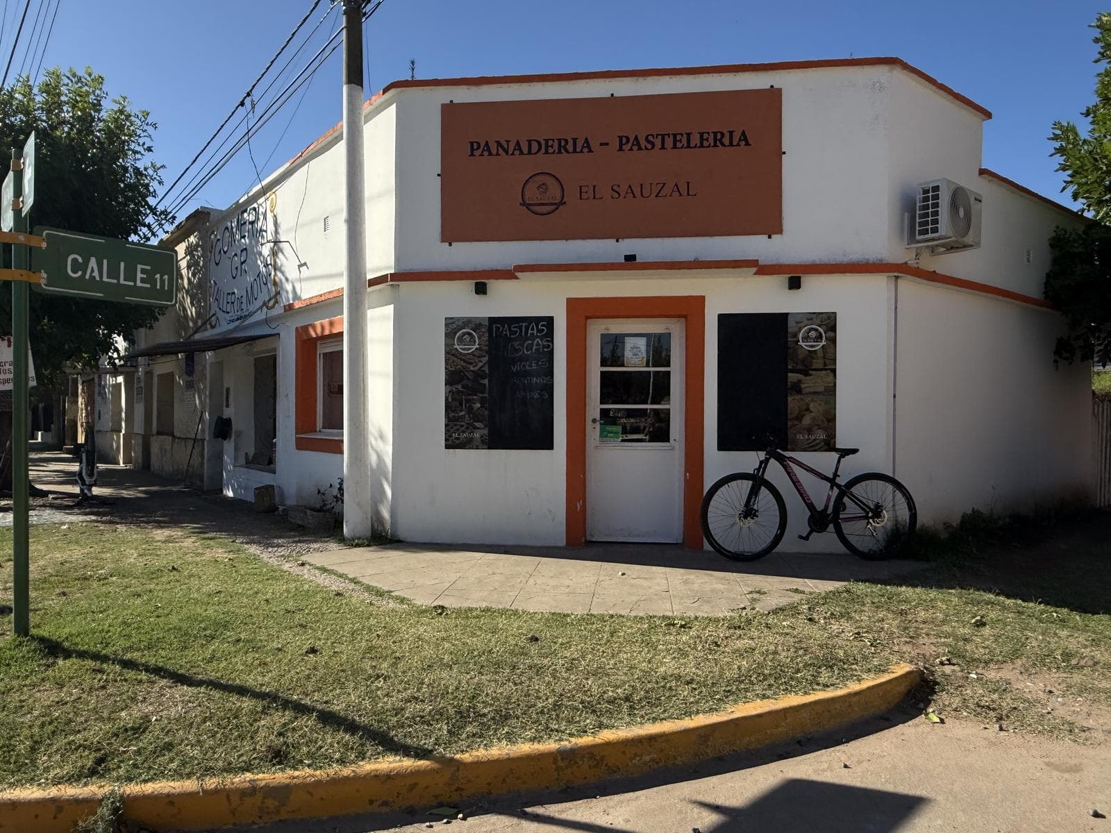 House—plus apartment and commercial space—in Salvador Maria, Lobos District
