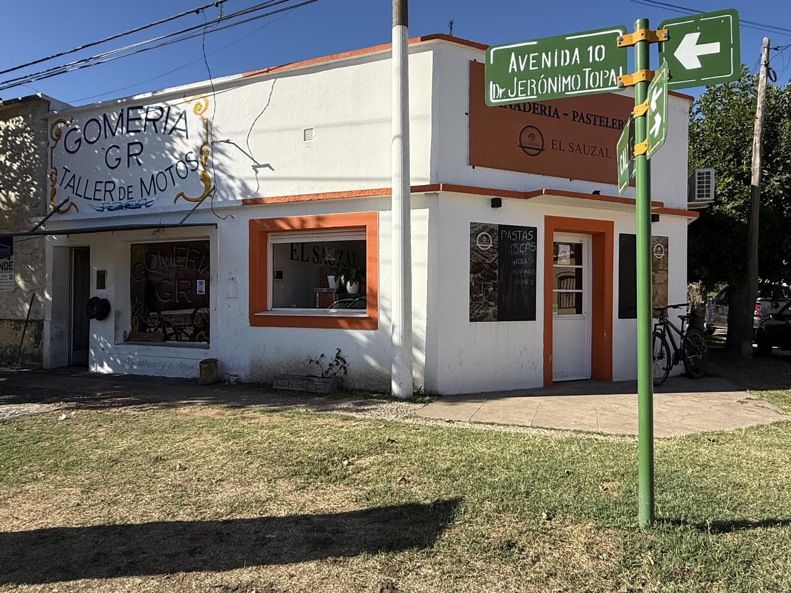 House—plus apartment and commercial space—in Salvador Maria, Lobos District