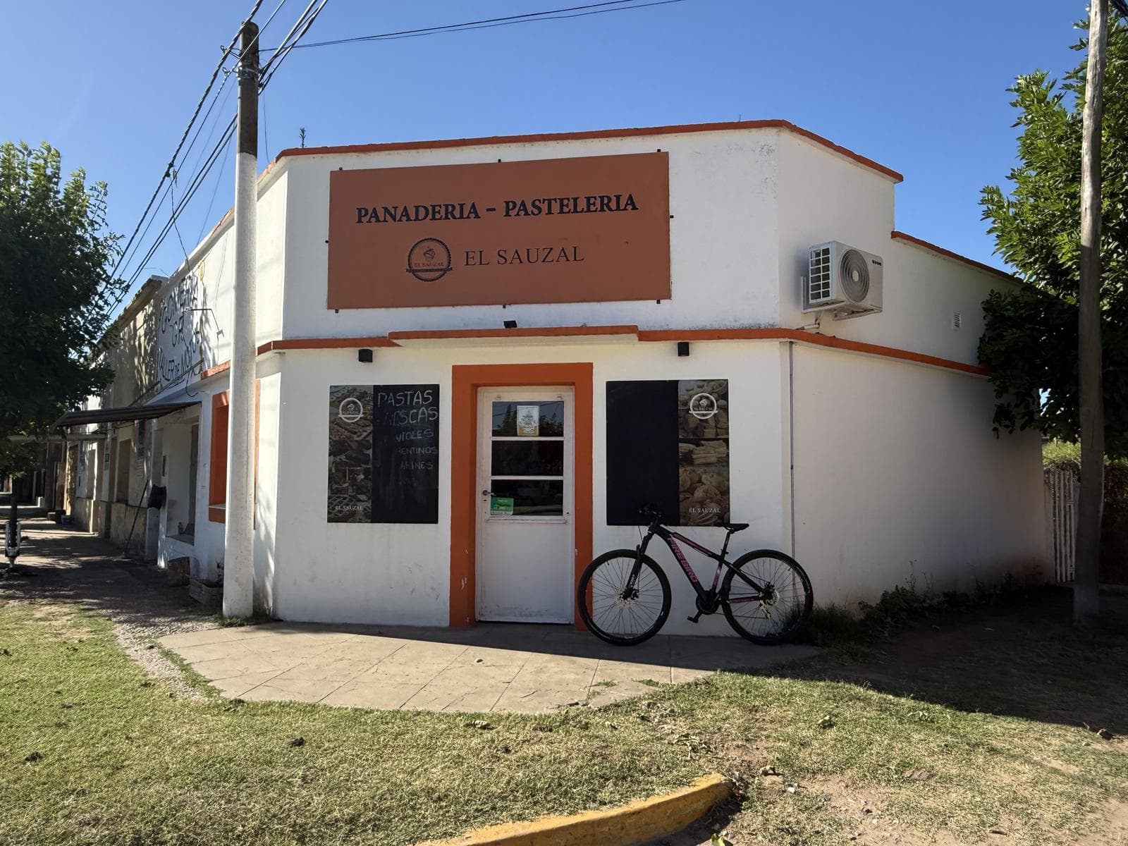House—plus apartment and commercial space—in Salvador Maria, Lobos District