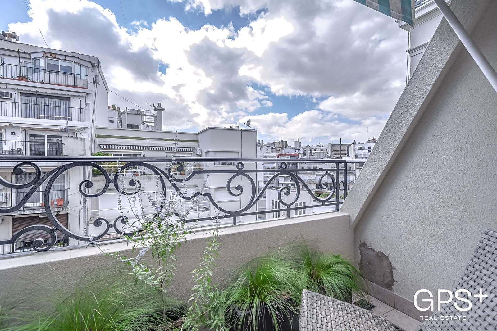Edificio de gran categoría - PISO ALTO lleno de LUZ y SOL con AMPLIA terraza propia.