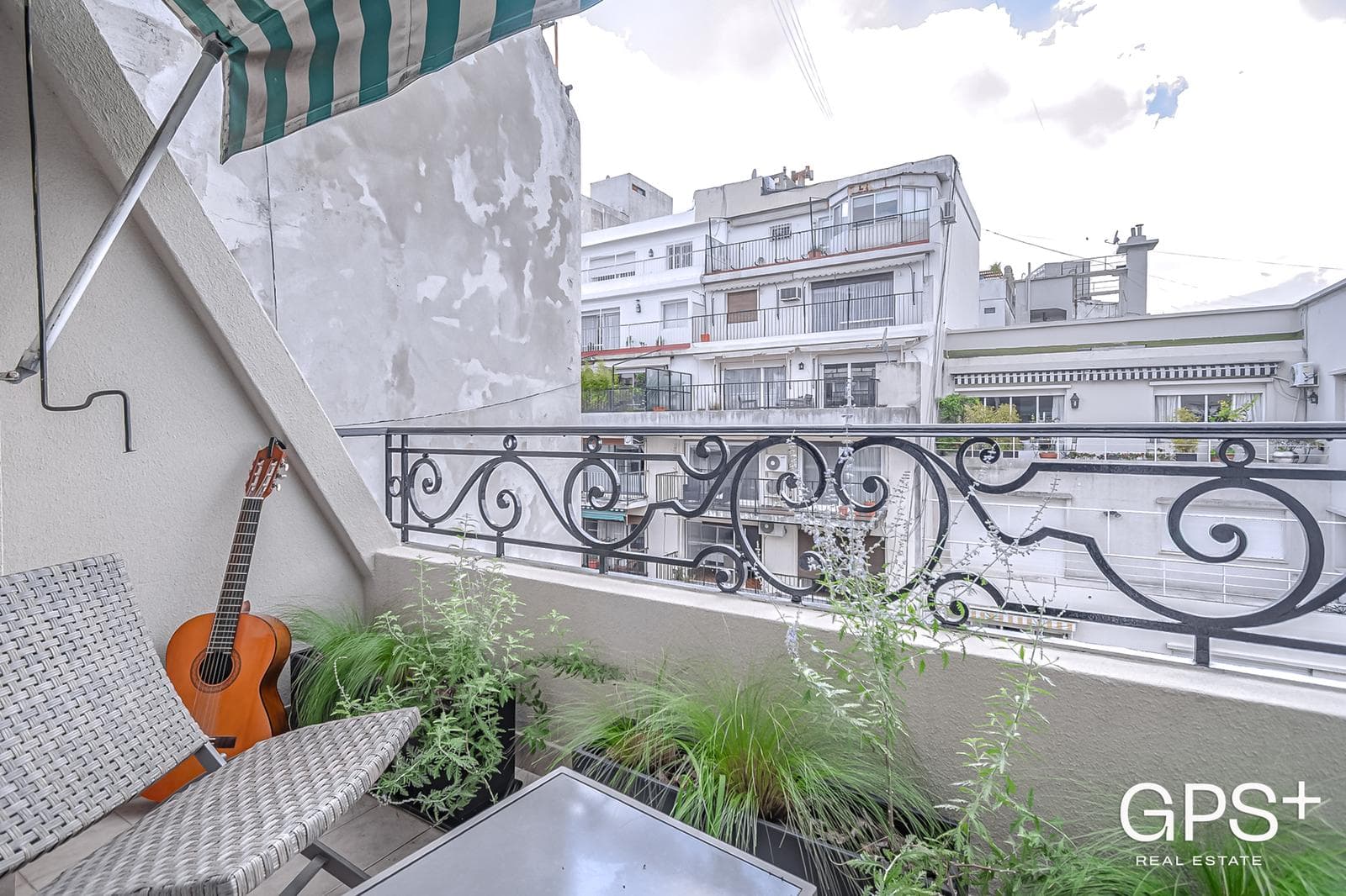 Edificio de gran categoría - PISO ALTO lleno de LUZ y SOL con AMPLIA terraza propia.