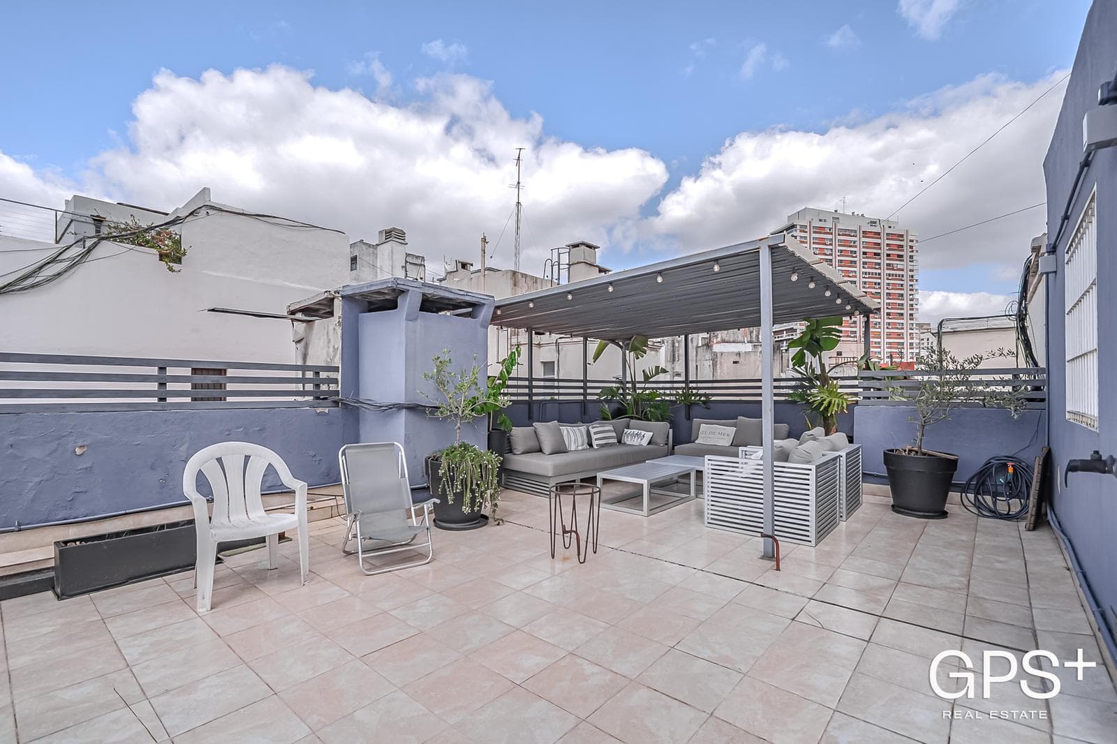 Edificio de gran categoría - PISO ALTO lleno de LUZ y SOL con AMPLIA terraza propia.