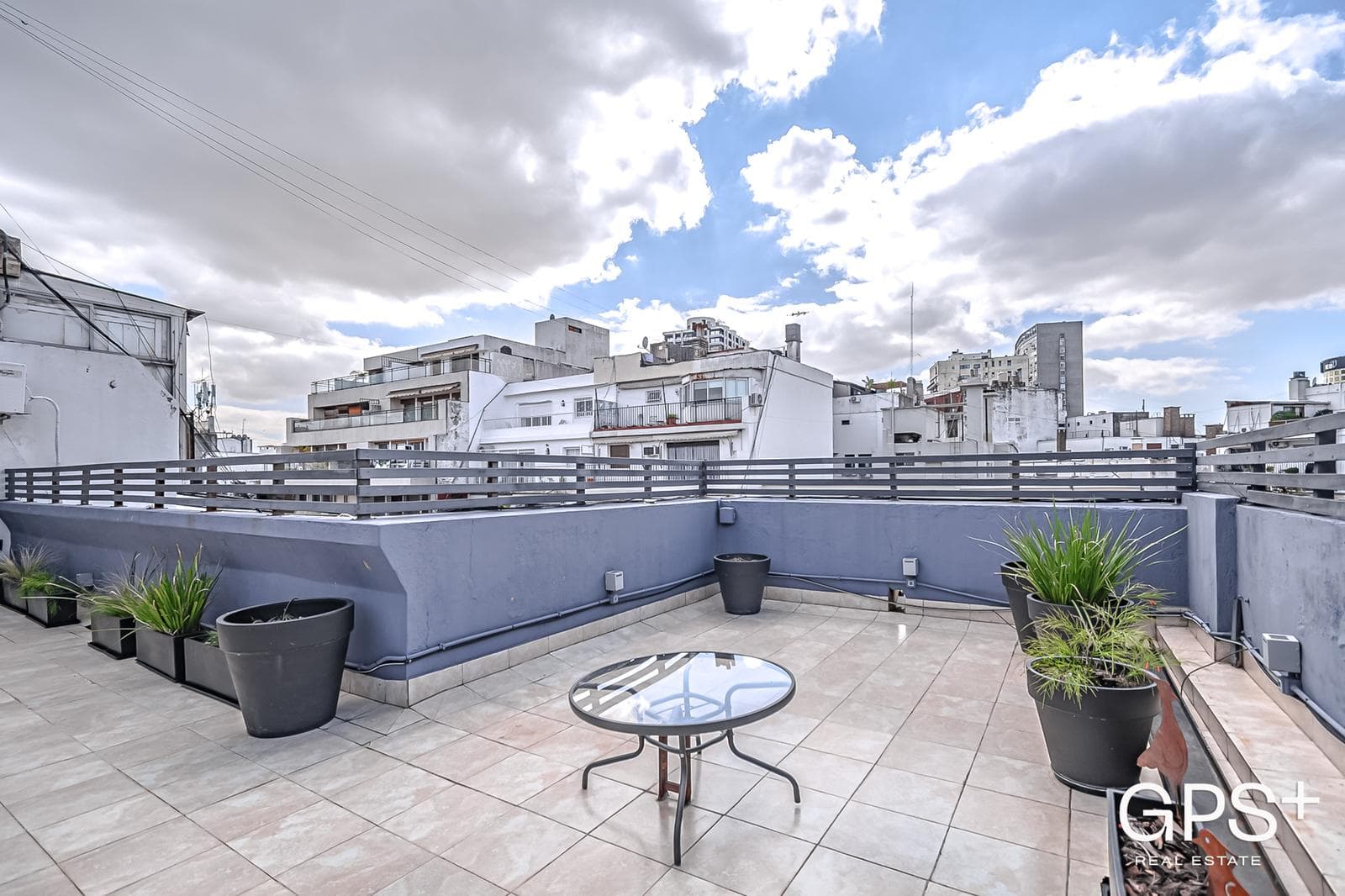 Edificio de gran categoría - PISO ALTO lleno de LUZ y SOL con AMPLIA terraza propia.
