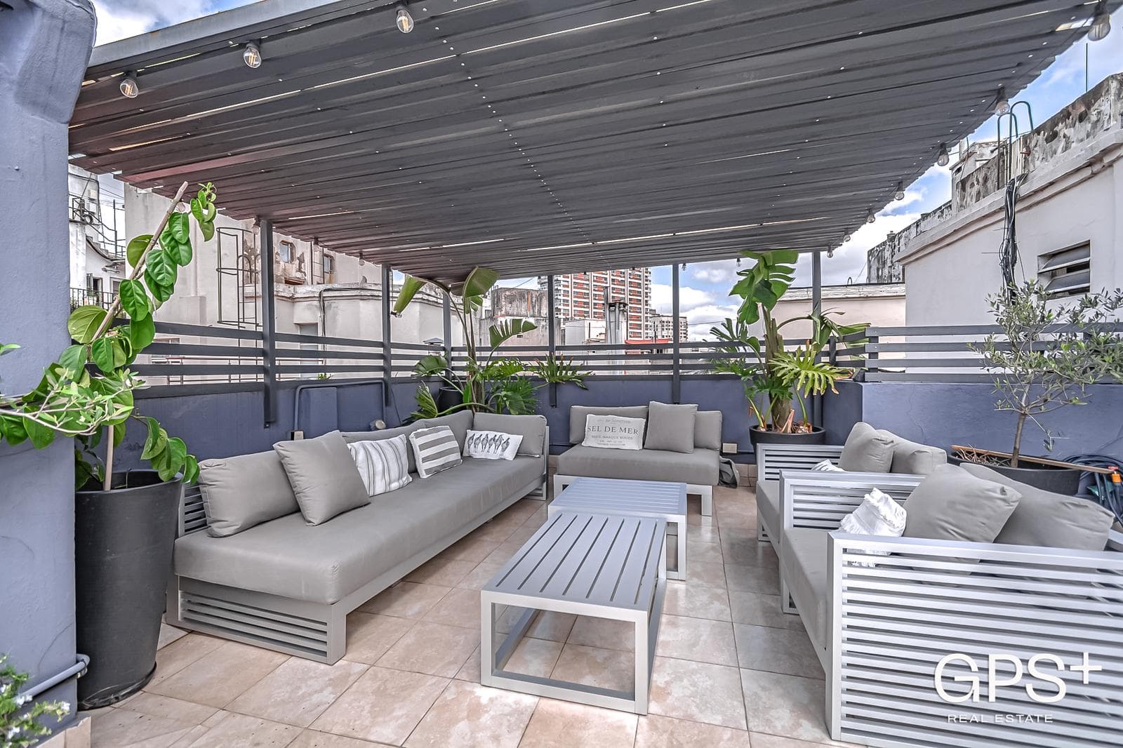 Edificio de gran categoría - PISO ALTO lleno de LUZ y SOL con AMPLIA terraza propia.